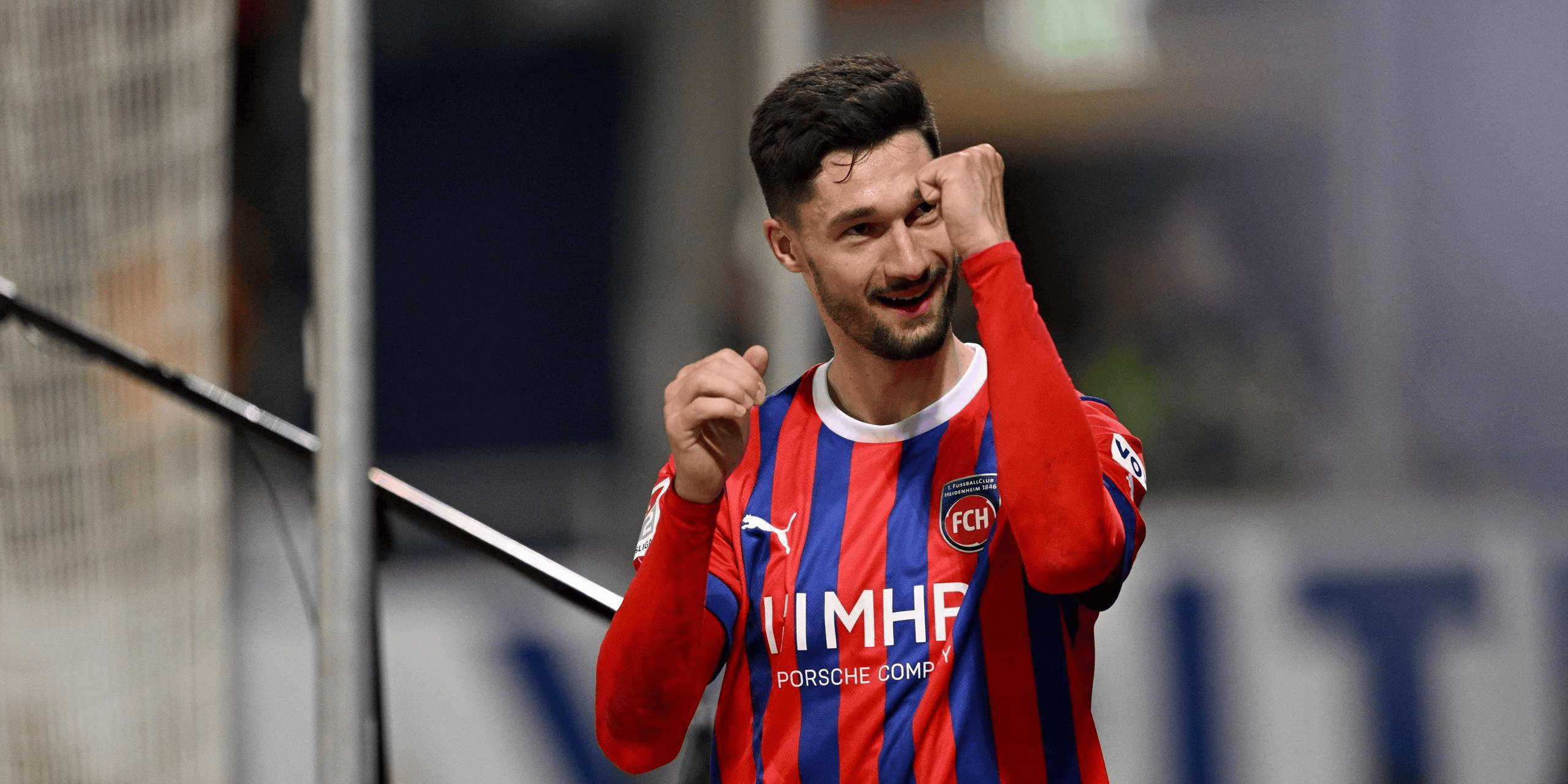 LOL直播入口 -塞维利亚发布备战花絮,今夜防线松动,德国杯任务艰巨,控场能力受关注(塞维利亚是哪个国家)